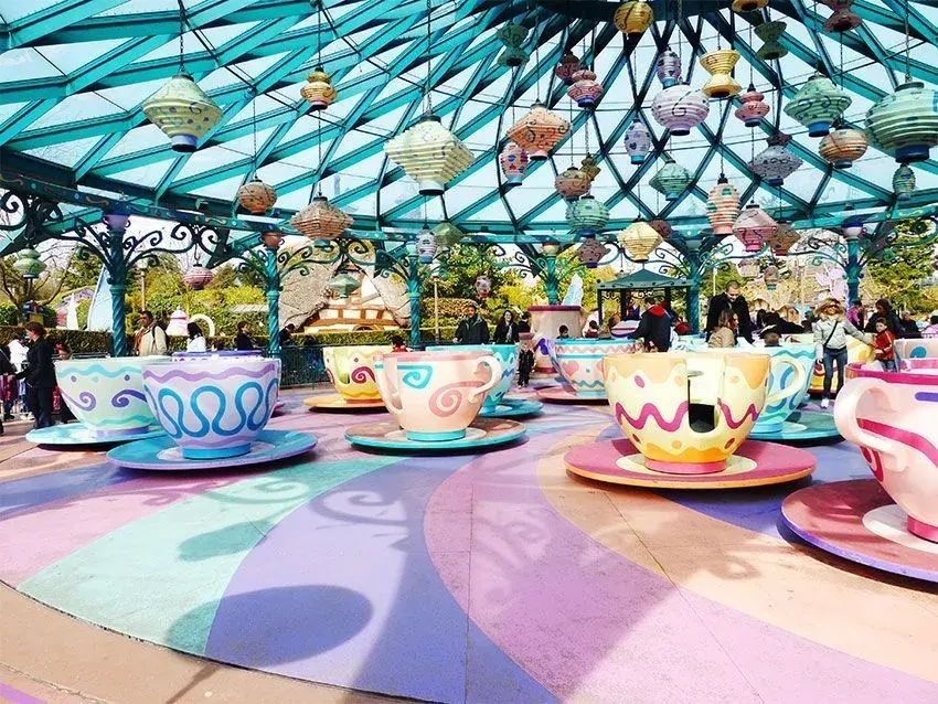 Las tazas de la atracción Tazas Locas en la pista, esperando a ser montadas por los visitantes.