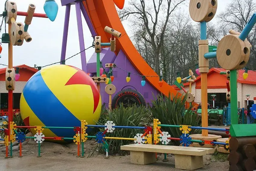 Decoración temática Toy Story en el parque, creando un ambiente inmersivo de la película 