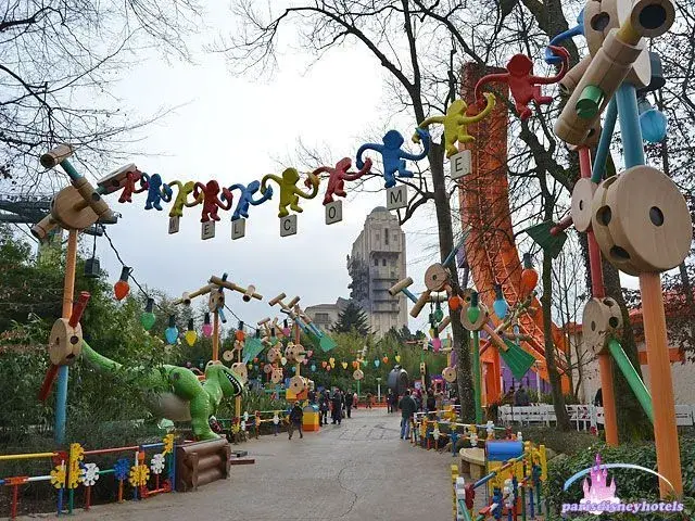 Vista de la avenida Toy Story Playland, con visitantes disfrutando de las atracciones