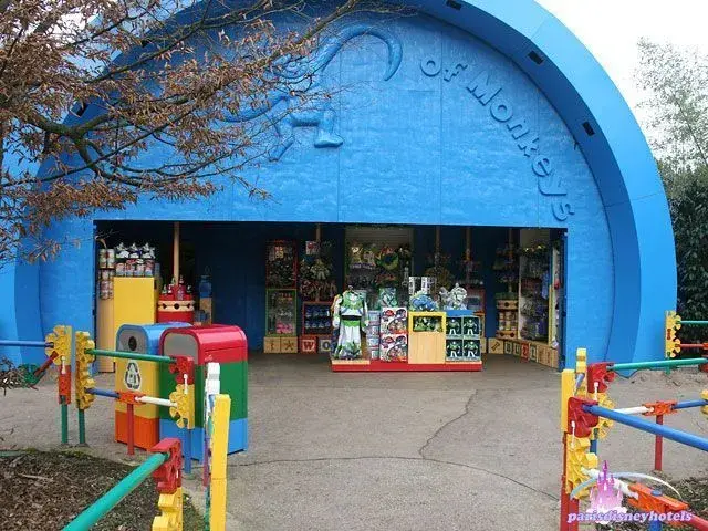 Tienda temática de Toy Story, ofreciendo productos inspirados en la película y el parque