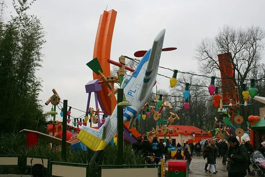 Parque temático Toy Story Playland, mostrando una multitud de visitantes disfrutando de las atracciones