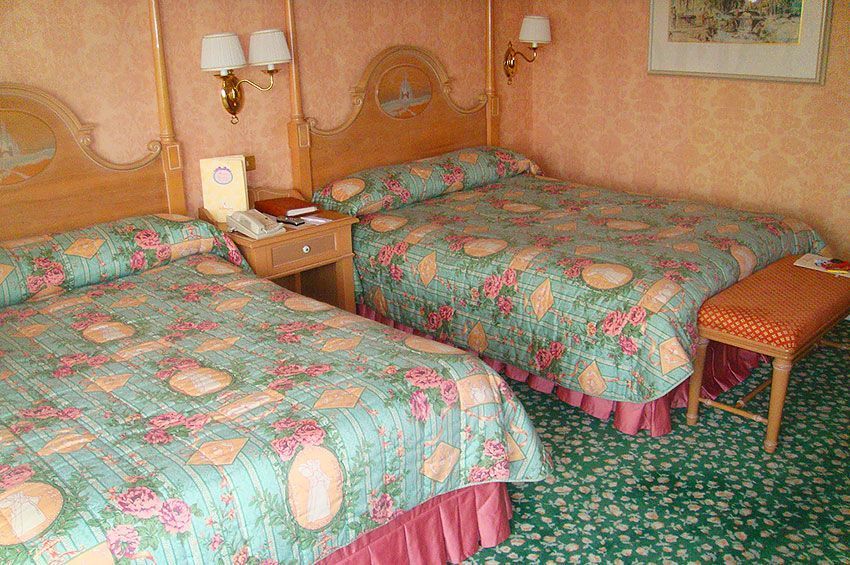 Dormitorio de lujo en el Disneyland Hotel con decoración temática