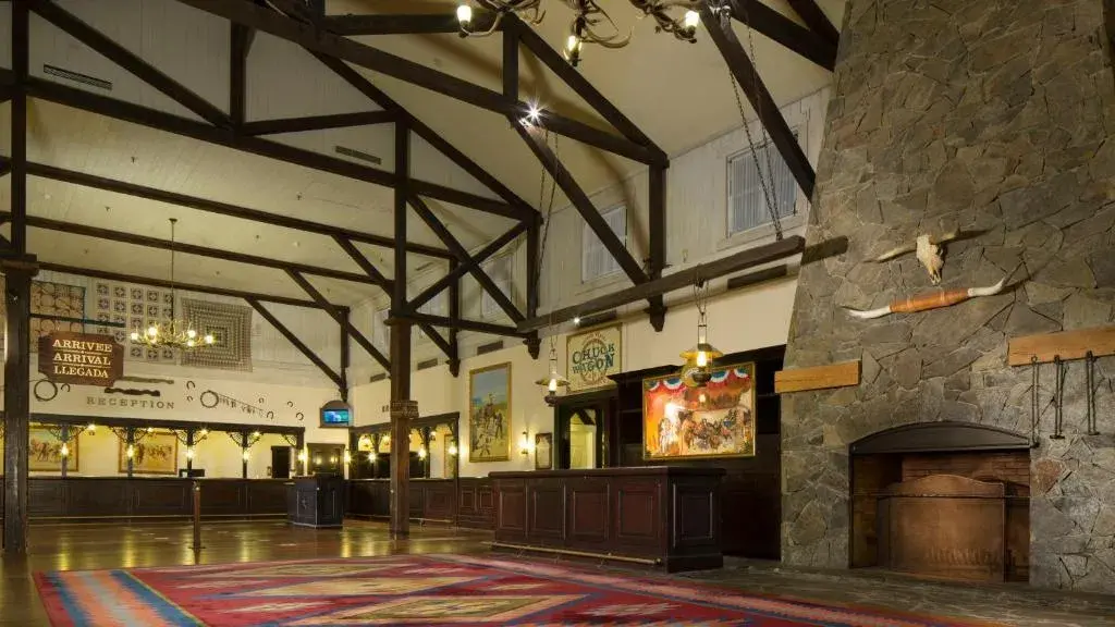 Cama y detalles de Pixar en la recepción del Hotel Cheyenne