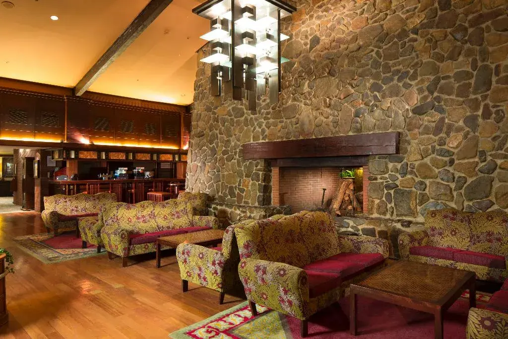 Recepción del Sequoia Lodge con su icónica chimenea gigante