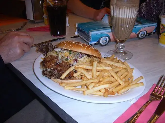 The Incredible Burger con patatas fritas