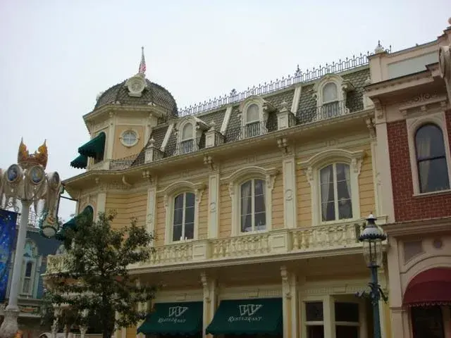 Walt's Restaurant - Entrada y recepción victoriana