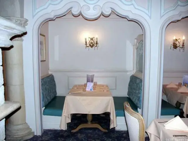 Walt's Restaurant - Salón Discoveryland