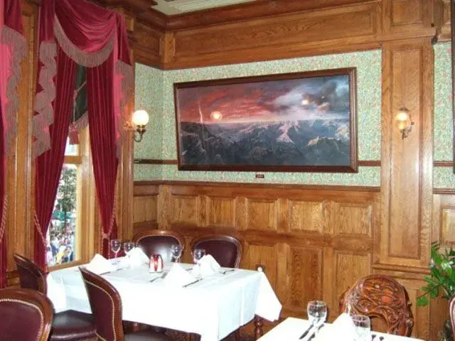 Walt's Restaurant - Salón Fantasyland estilo gótico