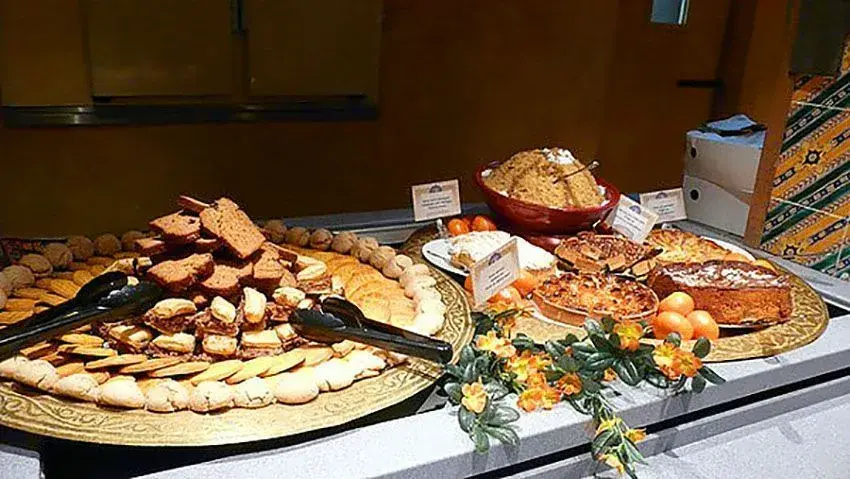 Platos orientales en el buffet de Agrabah Café