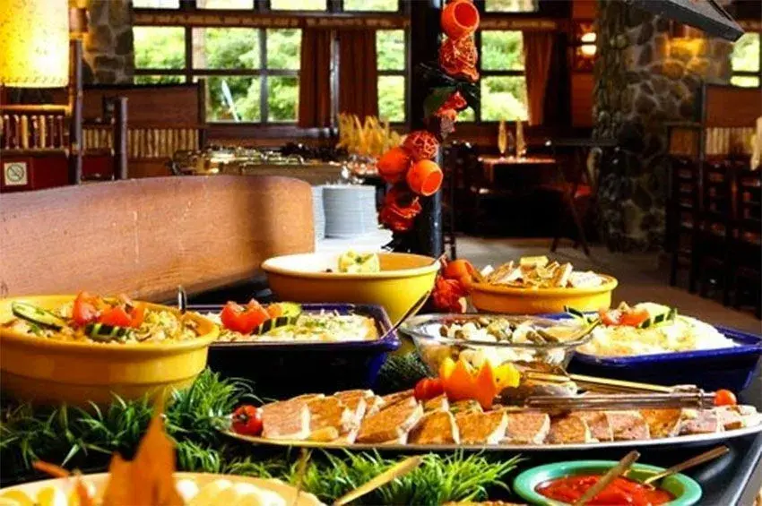 Estación de platos calientes del buffet