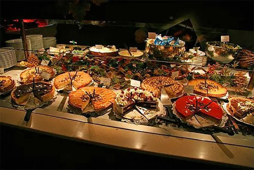 Sección de postres del buffet libre