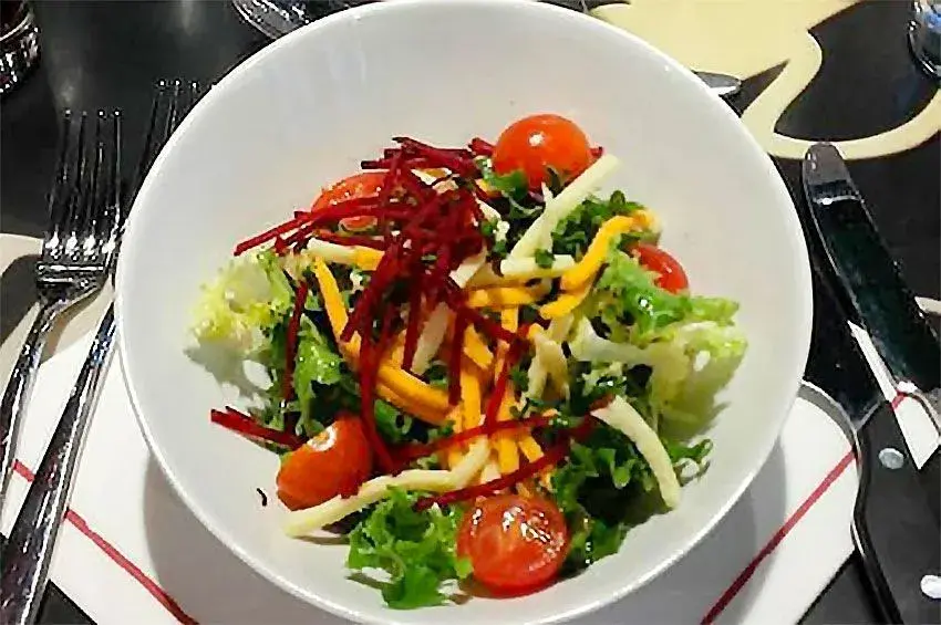 Bistrot Chez Rémy - Ensalada de la casa estilo bistró