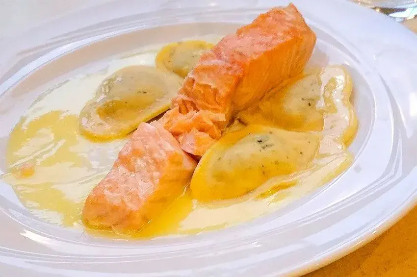 Bistrot Chez Rémy - Lomo de salmón con patatas