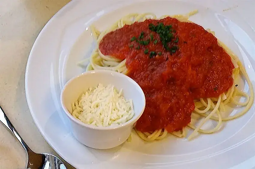 Bistrot Chez Rémy - Menú infantil con pasta y salsa de tomate