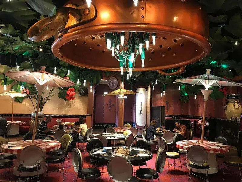Bistrot Chez Rémy - Salón comedor con mesas de tapas de tarros