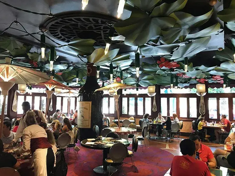 Bistrot Chez Rémy - Iluminación cálida con guirnaldas