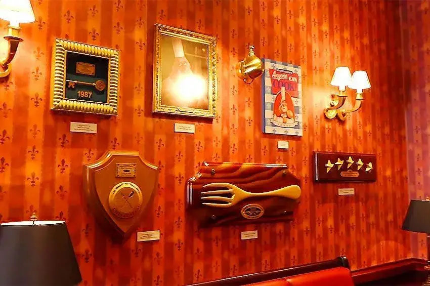 Bistrot Chez Rémy - Sillas de chapas de botella