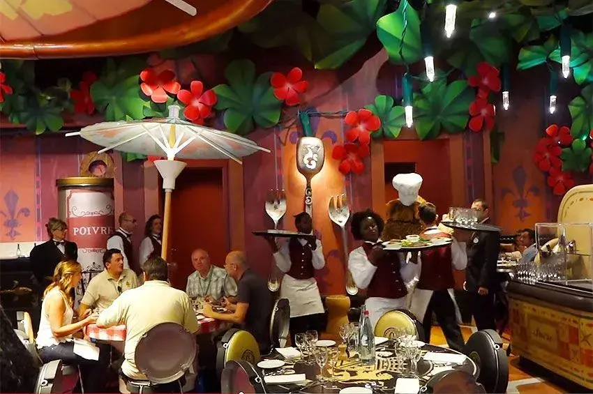 Bistrot Chez Rémy - Ambiente animado del restaurante