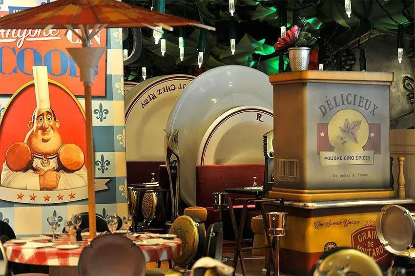 Bistrot Chez Rémy - Decoración gigante en las paredes