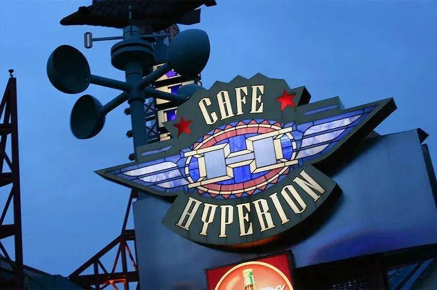 Restaurante de comida rápida en Disneyland París con temática futurista, inspirado en Julio Verne, con hamburguesas, perritos calientes y entretenimiento en pantalla.