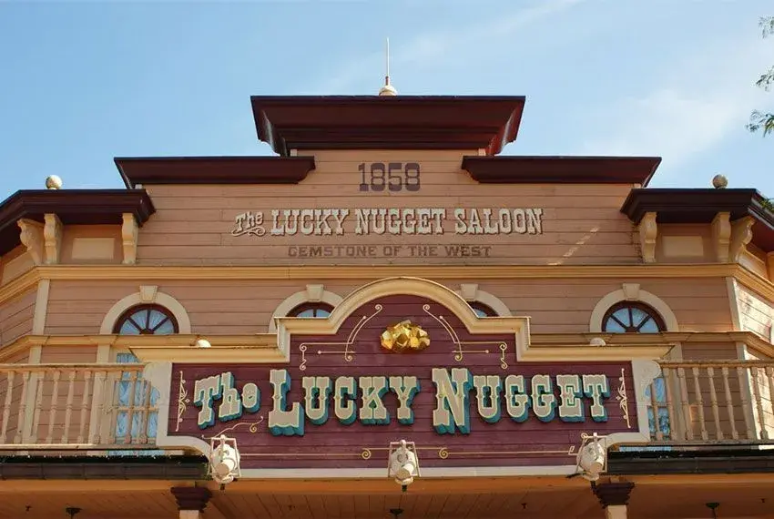 Restaurante del Lejano Oeste en Disneyland París, con costillas a la barbacoa, hamburguesas y un espectáculo de marionetas de Toy Story, todo en un salón inspirado en la fiebre del oro de Thunder Mesa.