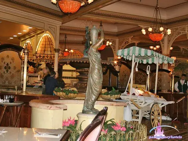 Plaza Gardens Restaurant - Personajes Disney