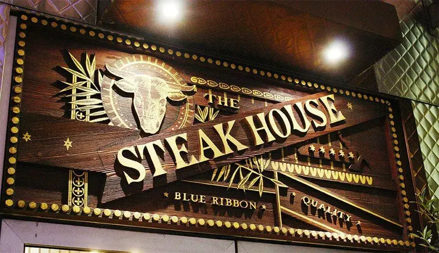 Ambiente y mesas en The Steakhouse