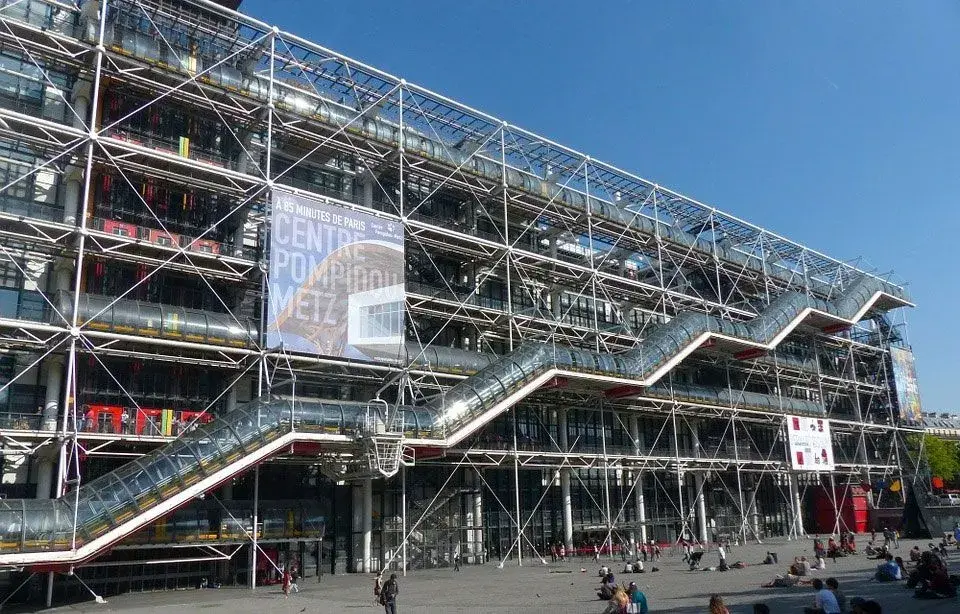 Centro Georges Pompidou, arquitectura icónica del siglo XX en París con escaleras y tubos exteriores coloridos
