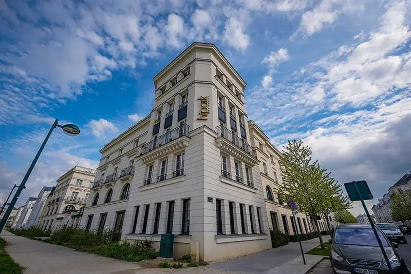 Hipark Serris cerca de Disneyland Paris con wifi gratuito, aparcamiento privado y restaurante