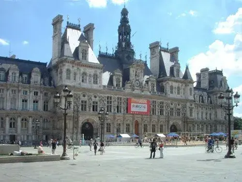 Vista frontal del Hôtel de Ville (Ayuntamiento de París) en la Plaza del Hôtel de Ville