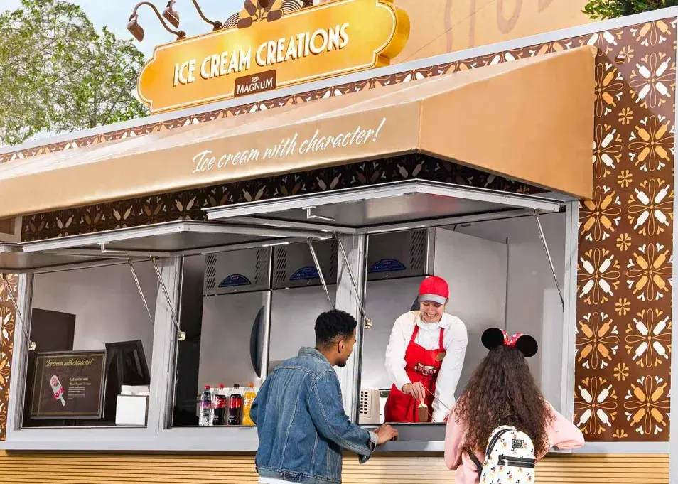 Helados Magnum® personalizados en Disneyland París, inspirados en Disney y Pixar, con coberturas y toppings a elección, preparados en vivo para una experiencia única y deliciosa.