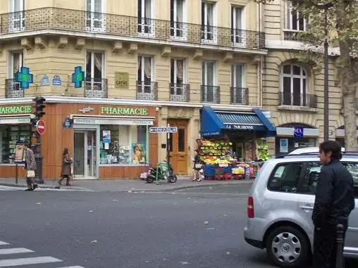 Farmacia popular en esquina cerca de la Plaza Charles de Gaulle en París