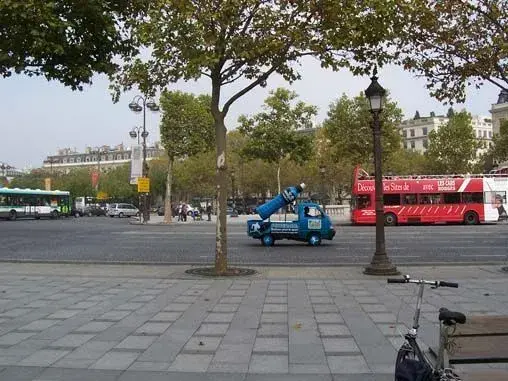 Vista de la Avenida Kléber hacia el Arco del Triunfo en París