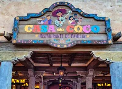 La Casa de Coco en Disneyland Paris, restaurante clásico con pollo a la brasa, hamburguesas y un ambiente de salón del viejo oeste