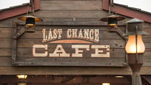 Restaurante de servicio rápido en Disneyland París que ofrece la famosa pata de pavo, patatas, ensaladas y snacks, con la comodidad de Mobile Order para una experiencia ágil y deliciosa.
