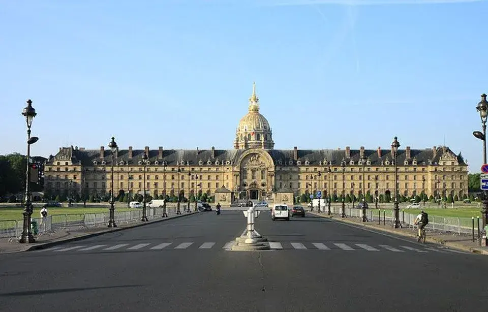 Complejo arquitectónico Les Invalides de 1670, con la cúpula dorada de la iglesia del Domo