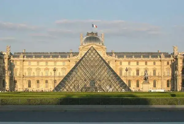 Museo del Louvre en París, con la famosa pirámide de vidrio en el patio central