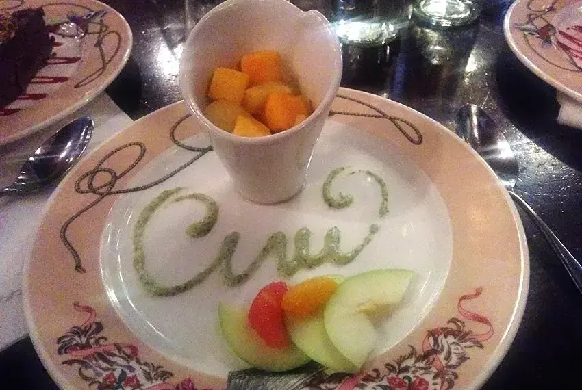 Macedonia de frutas frescas y coloridas