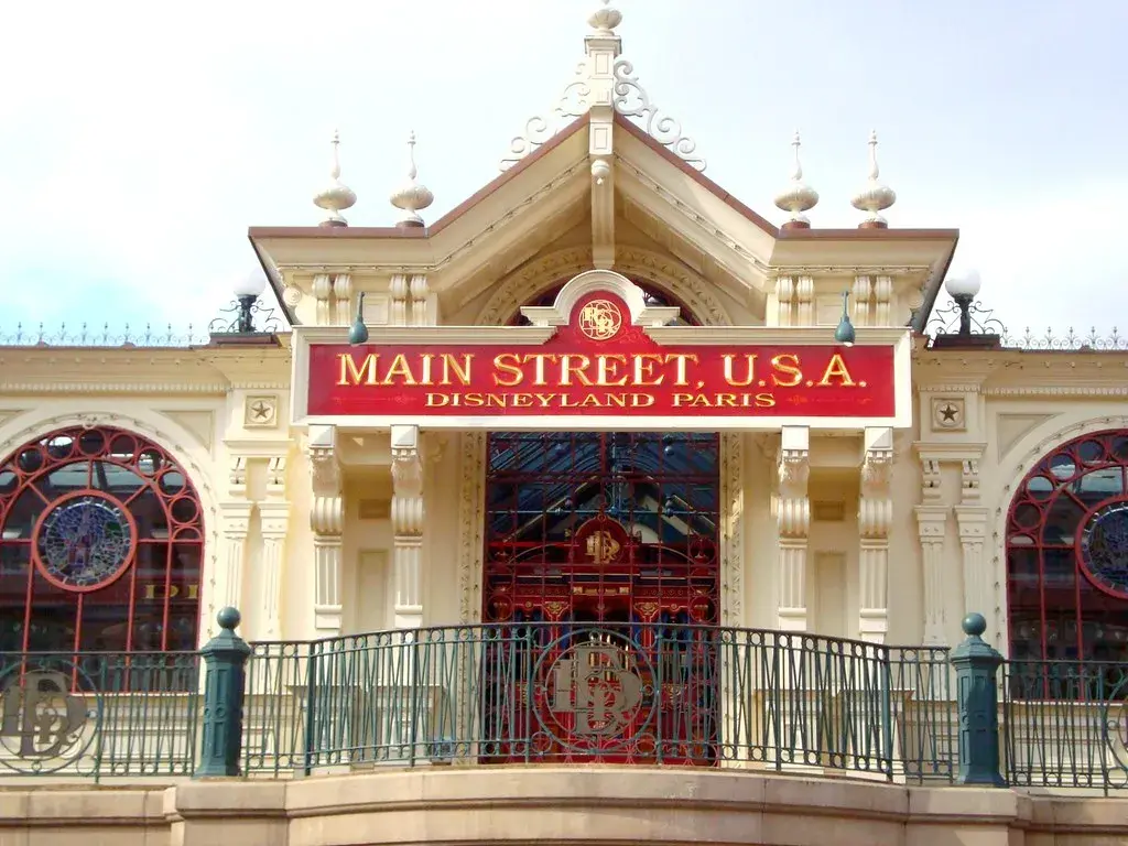 Main Street U.S.A en Disneyland Park, calle pintoresca de principios del siglo XX