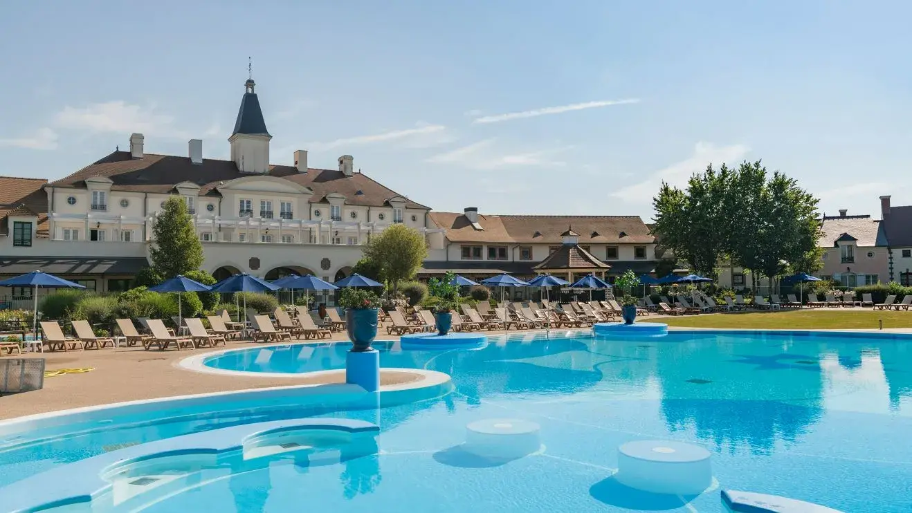 Marriott Village cerca de Disneyland Paris con alojamiento con terraza, piscina cubierta y aparcamiento privado.