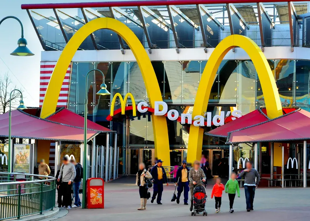 McDonald's en Disney Village, restaurante familiar con hamburguesas, zona de juegos y decoración teatral