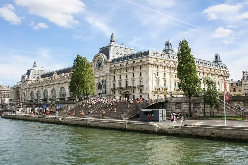 Vista exterior del Museo de Orsay en París, un edificio icónico de arquitectura ferroviaria
