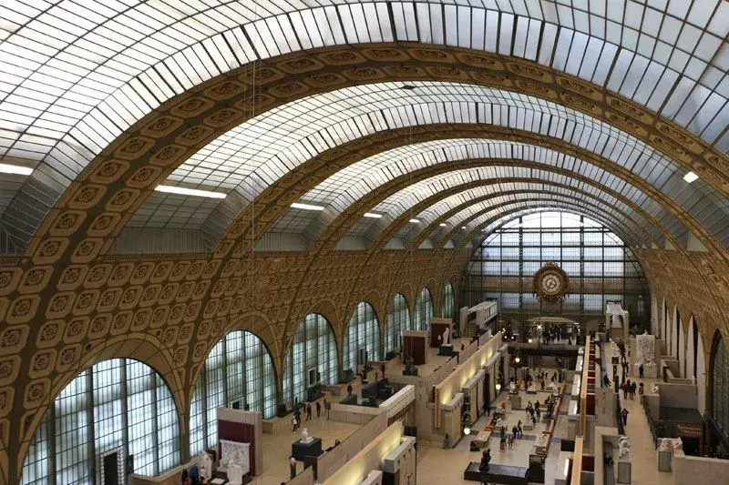Vista interior del Museo de Orsay con su majestuoso diseño y exposición de arte