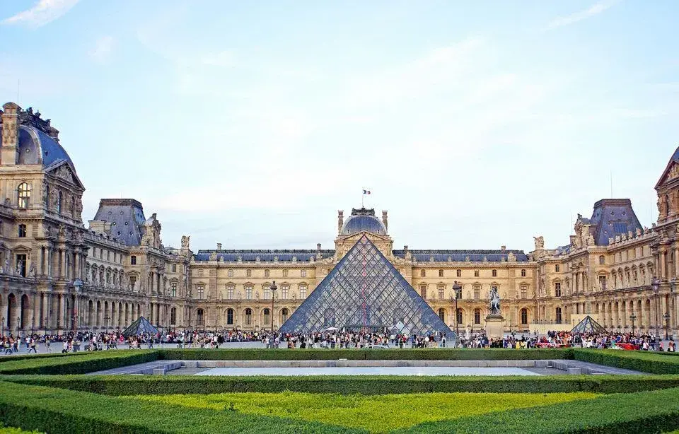Museo del Louvre visto de frente con su impresionante pirámide de cristal