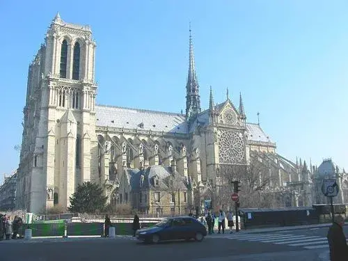 Vista panorámica de la Catedral de Notre-Dame en París desde el río Sena