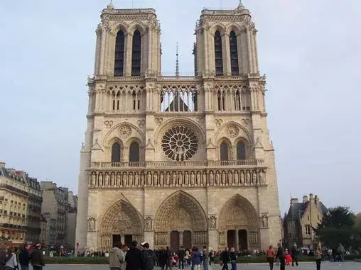 Vista frontal de la Catedral de Notre-Dame en París