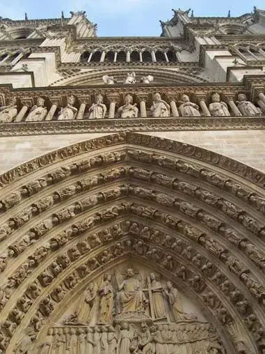 Detalles arquitectónicos de las puertas de la Catedral de Notre-Dame en París