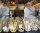 Panadería de París con una gran variedad de panes en exhibición