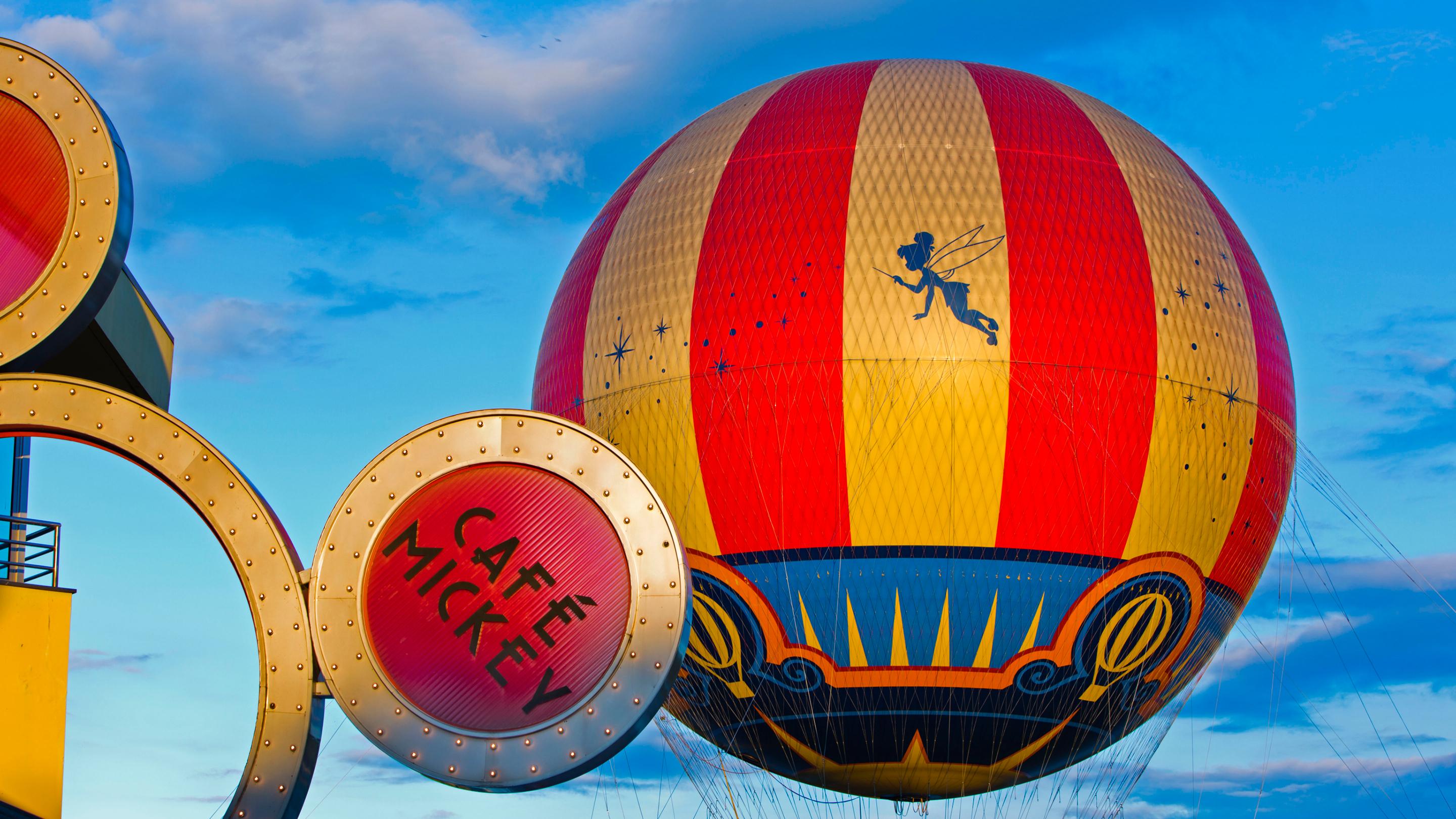 Paseo en el globo aerostático PanoraMagique sobre el lago de Disney Village