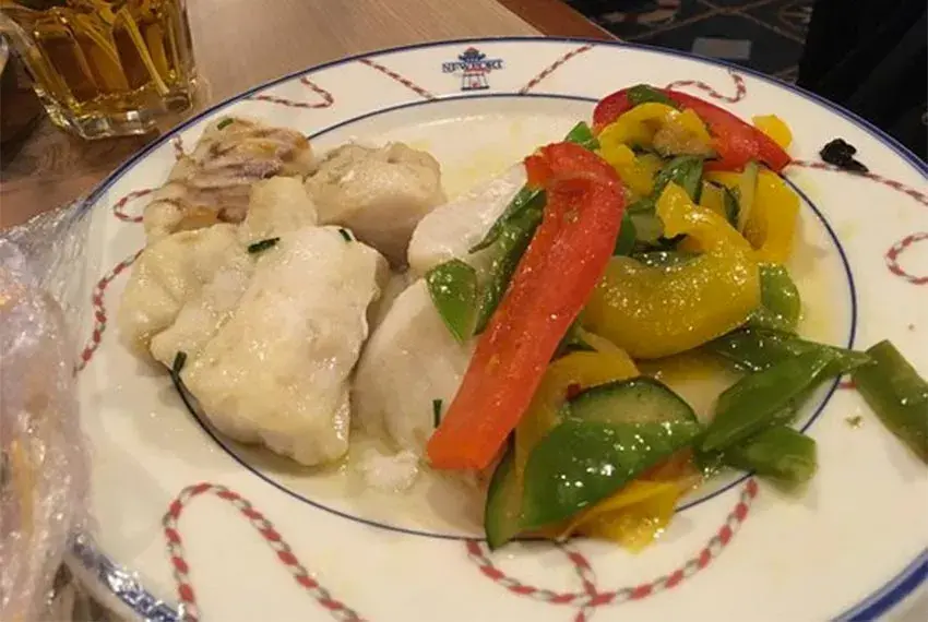 Plato de pescado Cape Cod con una guarnición sabrosa